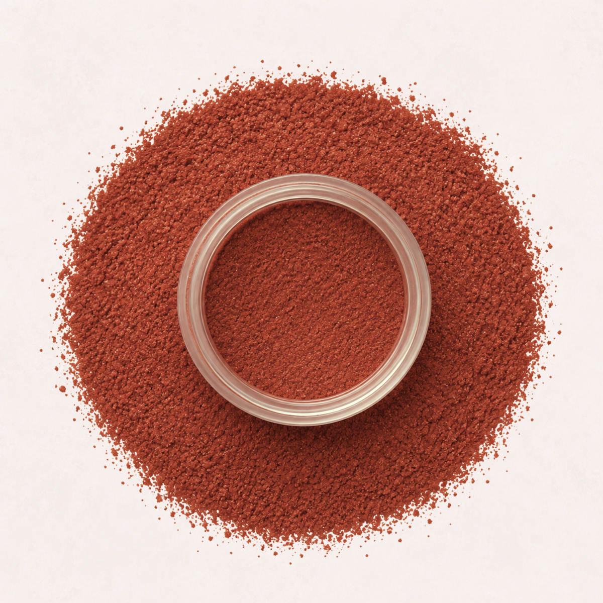 fancyhands® Irma Dipping Powder in gedämpftem, warmem Rot mit Kupferunterton im offenen Tiegel, umgeben von losem Farbpulver.