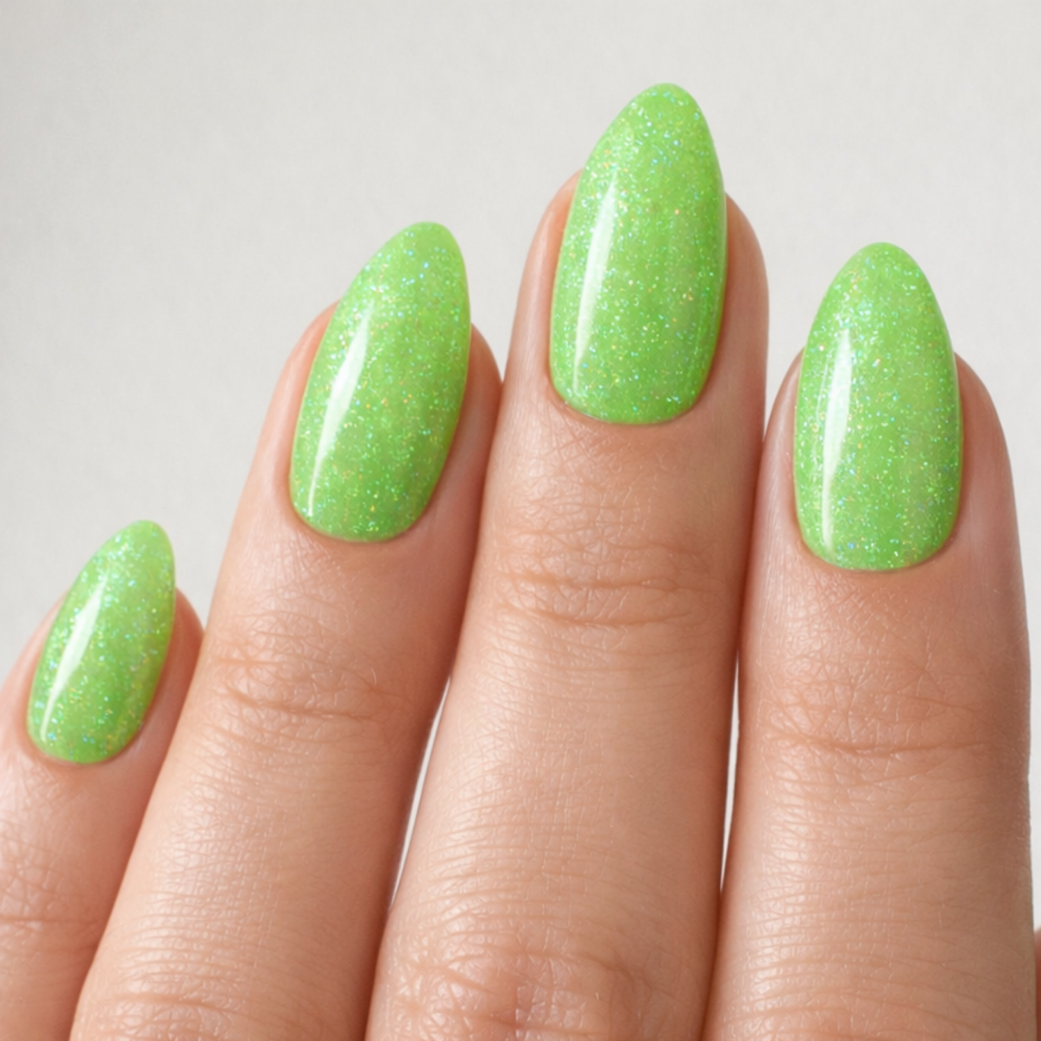 Toni Dipping Powder Farbe auf Nägeln