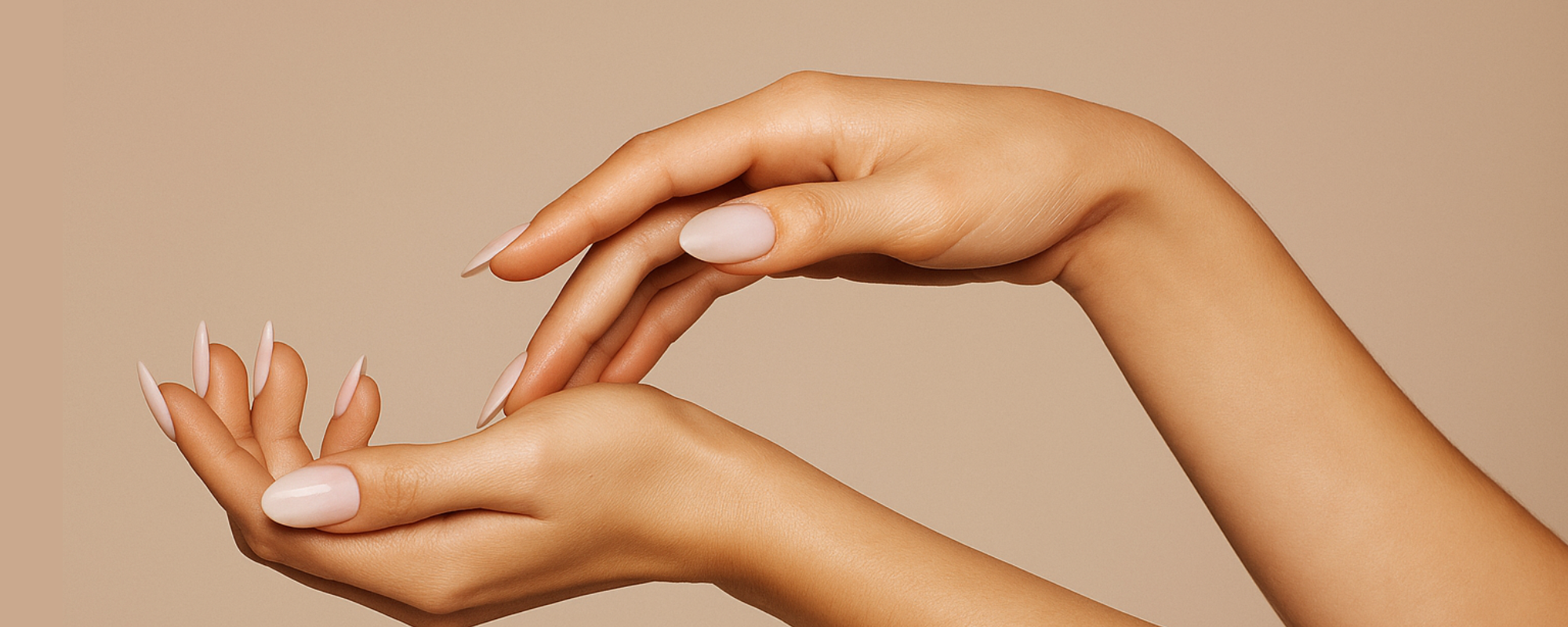 Zwei gepflegte Frauenhände mit elegantem Dipping Powder Look, sanft roséfarben und mit perfekter Apex-Kurve – Beauty-Editorial Stil.