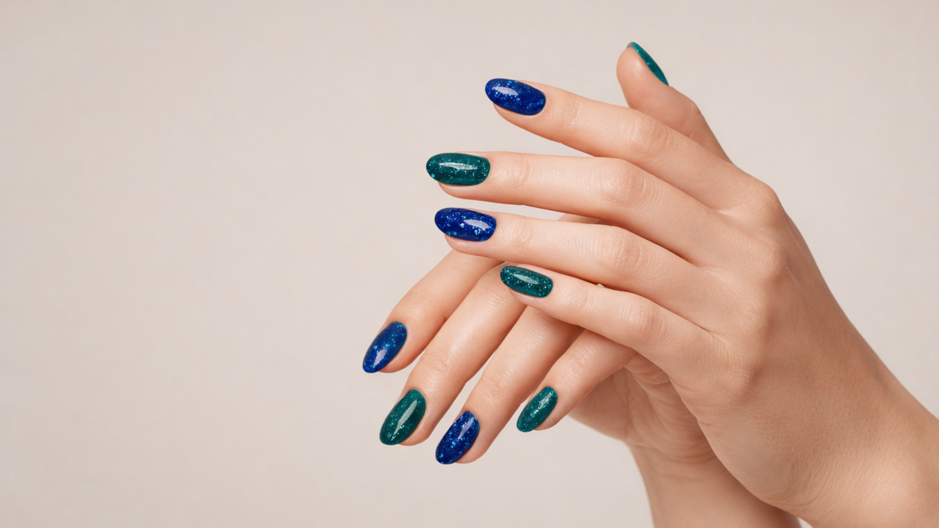 Mix and Match Nails mit dunkelgrünem und tiefblauem Glitzer Dipping Powder in elegantem Studio Look.
