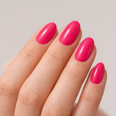 Agathe Dipping Powder Farbe in leuchtendem Pink auf Nägeln