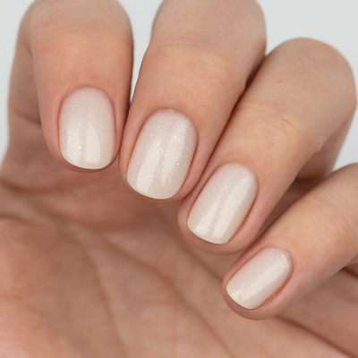 Emilia Dipping Powder Farbe auf Nägeln