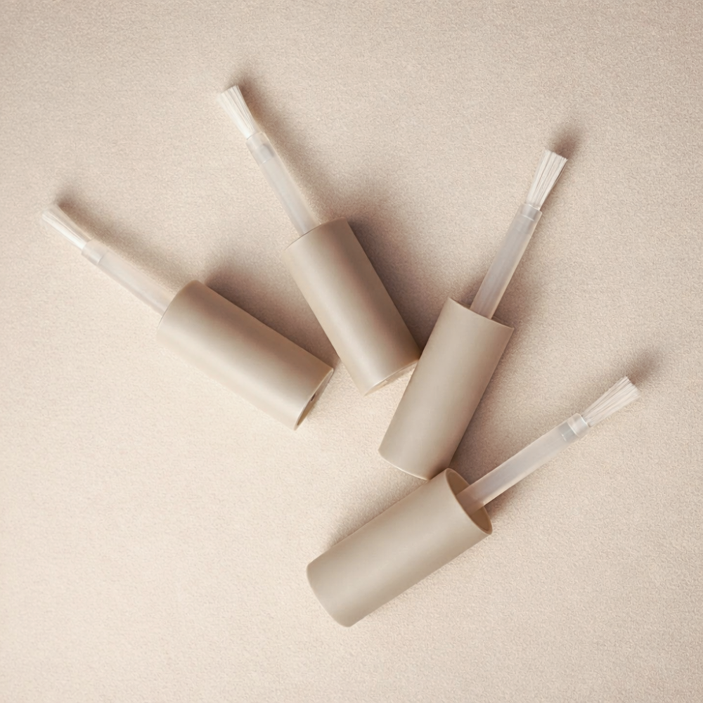 Ersatzpinsel für fancyhands® Flüssigkeiten auf hellbeigem Studiohintergrund.