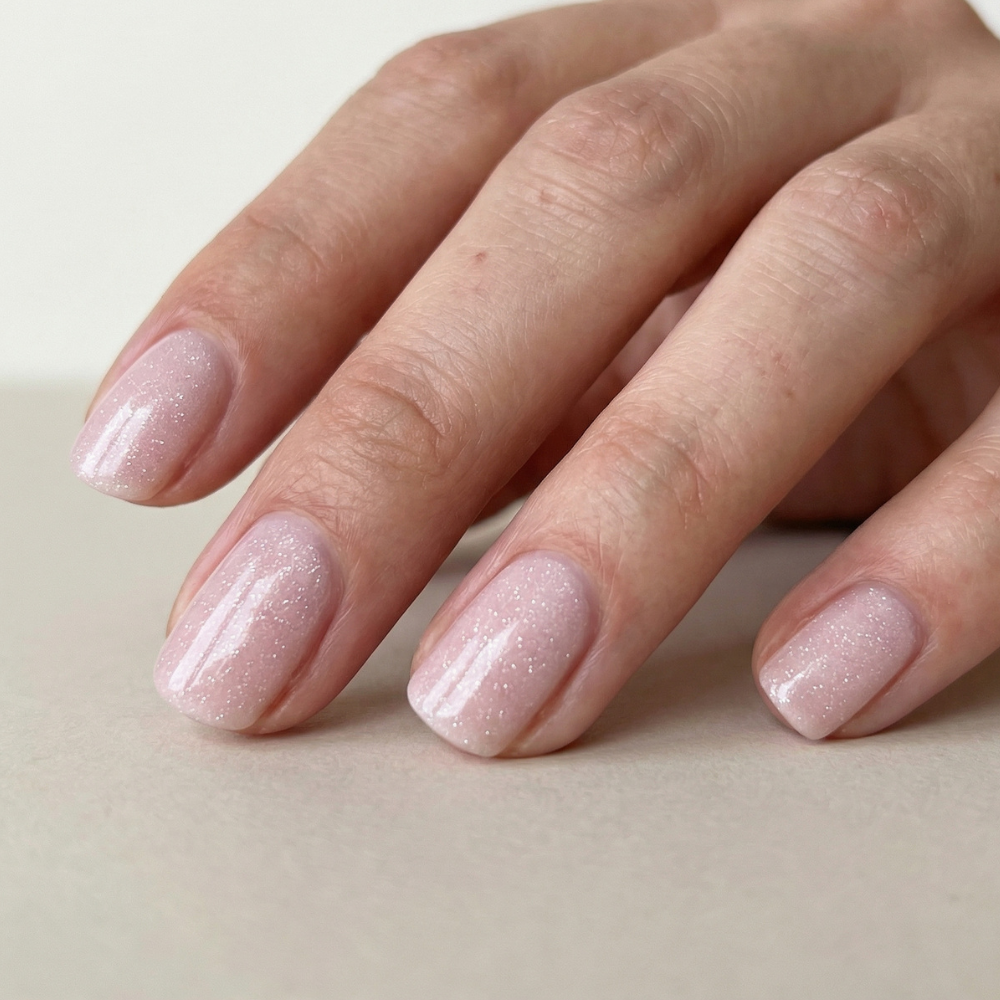 Greta Dipping Powder Farbe auf Nägeln