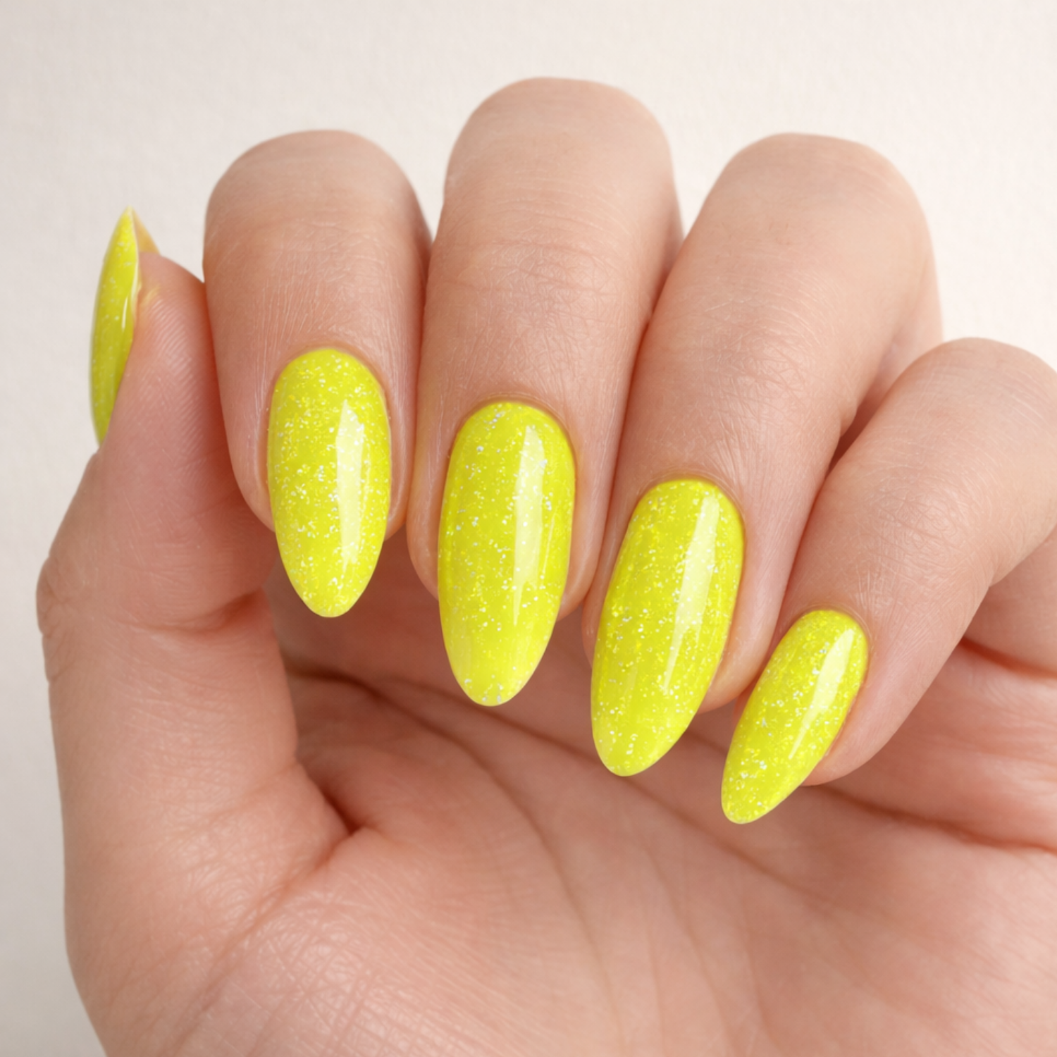 Kiki Dipping Powder Farbe auf Nägeln