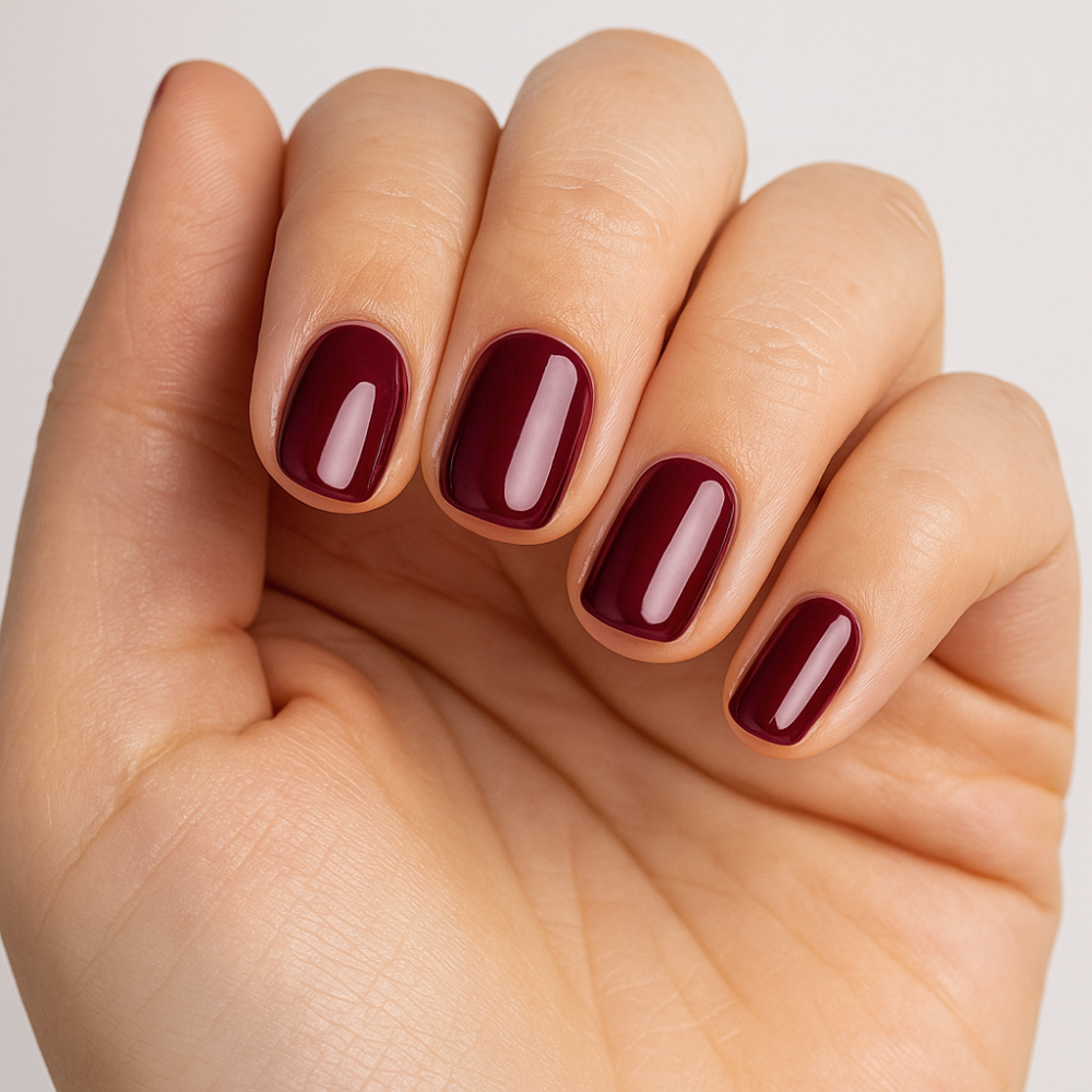 Hand mit Mae Dipping Powder Farbe