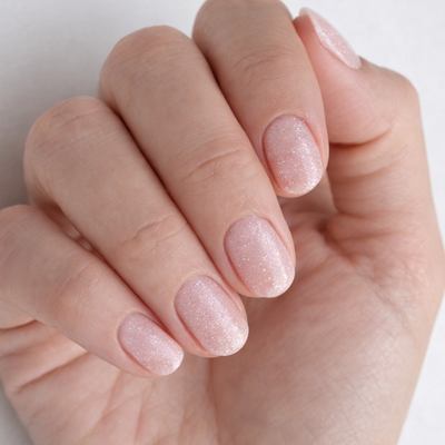 Hand mit Margot Dipping Powder Farbe