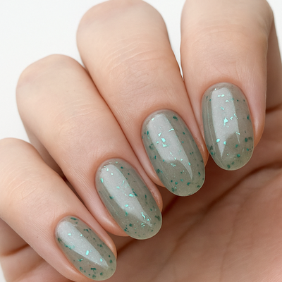 Mirthe Dipping Powder Farbe auf Nägeln