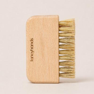 fancyhands® Nagelbürste aus Holz mit Naturborsten auf beigem Hintergrund