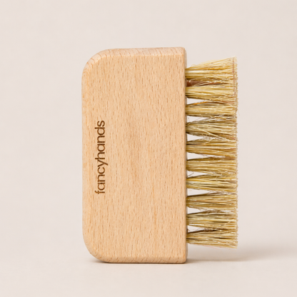 fancyhands® Nagelbürste aus Holz mit Naturborsten auf beigem Hintergrund