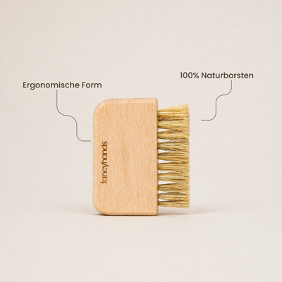 fancyhands® Nagelbürste aus Holz in Nahaufnahme mit Naturborsten