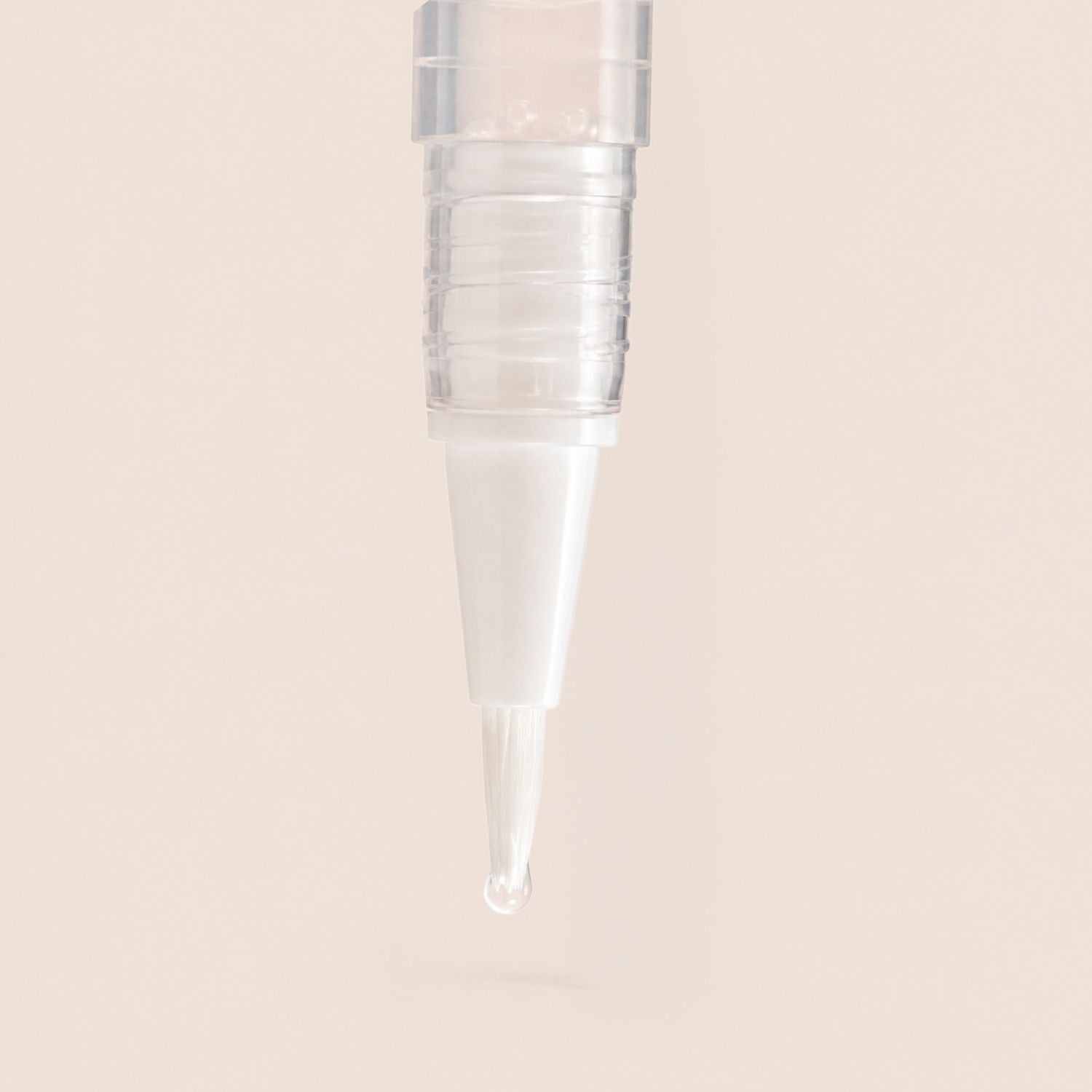 fancyhands® Nagelhautentferner Stift mit Pinselspitze und austretendem Produkt