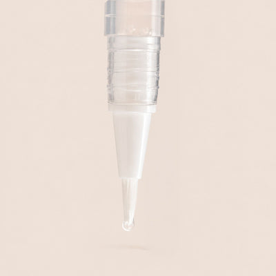 fancyhands® Nagelhautentferner Stift mit Pinselspitze und austretendem Produkt