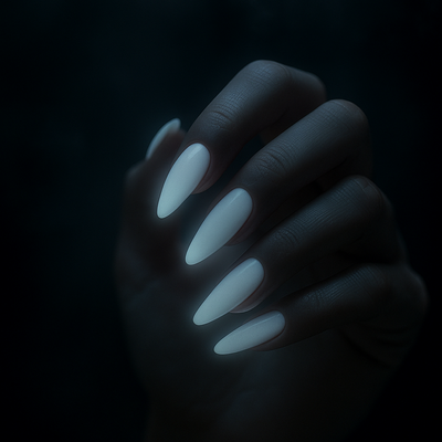 Pamela Dipping Powder Farbe mit Glow-in-the-Dark-Effekt auf Nägeln 2