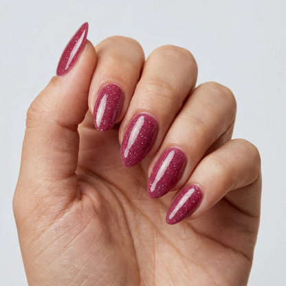 Valerie Dipping Powder Farbe in beerigem Ton mit feinem Glitzer auf Nägeln