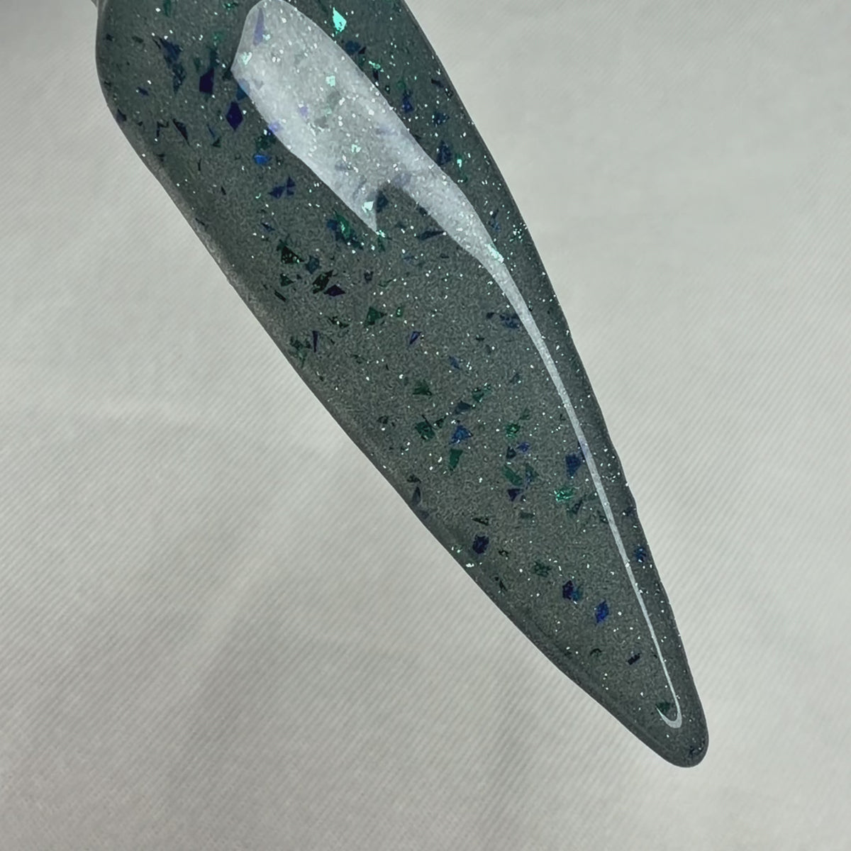 Paloma Nail Dipping Powder gechromt auf Musternägeln
